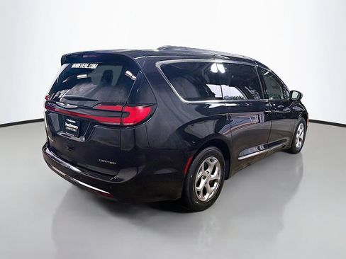 Used 2023 Chrysler Pacifica Limited FWD image 9