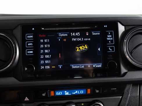 Used 2017 Toyota Tacoma TRD Off-Road w/ Premium & Technology Package AWD/4WD image 32
