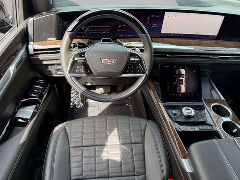 Used 2025 Cadillac Escalade ESV Premium Luxury Platinum image 4