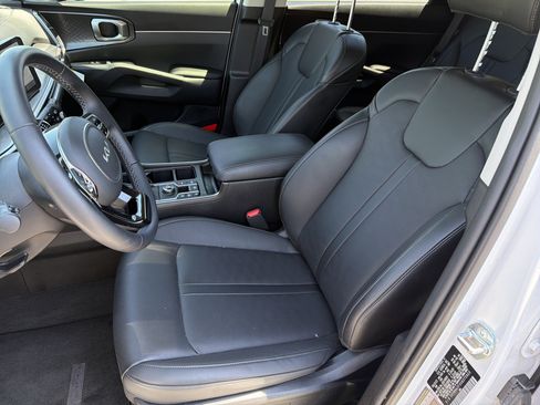 Used 2025 Kia Sorento EX w/ Panoramic Sunroof Package FWD image 17