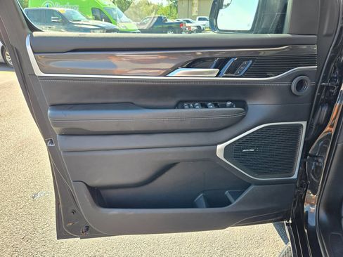 Used 2023 Jeep Wagoneer 4WD image 12