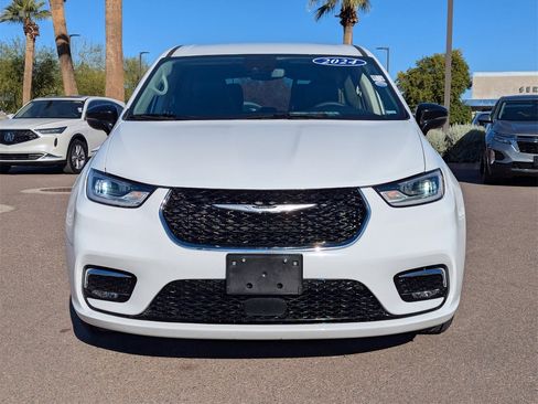 Used 2024 Chrysler Pacifica Touring-L image 9