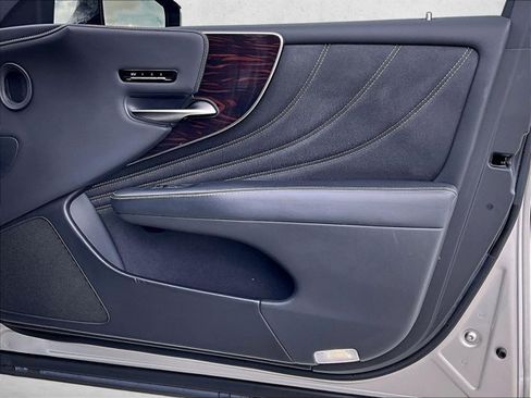 Used 2022 Lexus LS 500 w/ Interior Upgrade Package RWD image 19