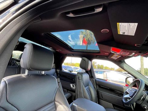 Used 2025 Land Rover Discovery S image 25