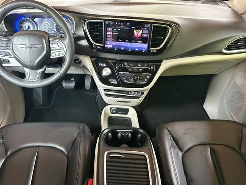 Used 2023 Chrysler Pacifica Touring-L FWD image 17