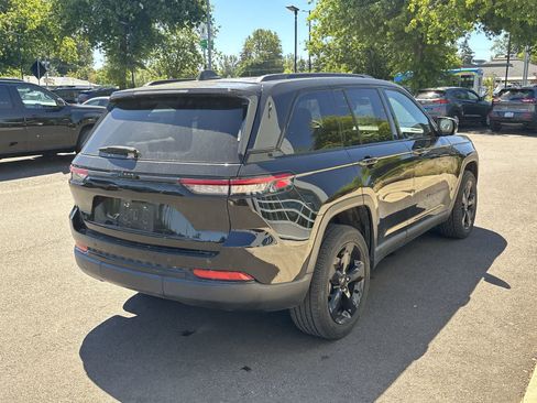 Used 2023 Jeep Grand Cherokee Altitude AWD/4WD image 5