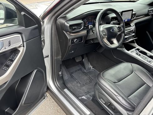 Used 2024 Ford Explorer Limited AWD/4WD image 8