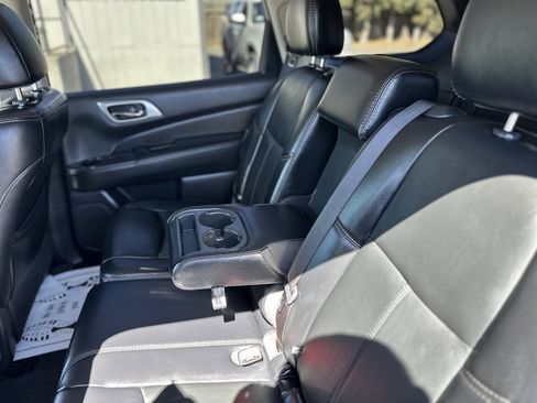 Used 2018 Nissan Pathfinder SL FWD image 17