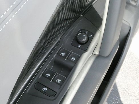 New 2025 Volkswagen Tiguan SE image 25