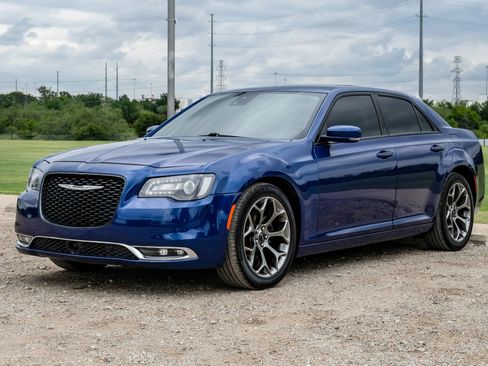 Used 2018 Chrysler 300 S w/ 300S Premium Group RWD image 6