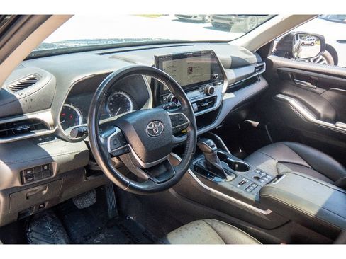 Used 2023 Toyota Highlander XLE AWD/4WD image 13