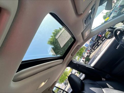 Used 2022 Toyota Corolla Cross XLE w/ Convenience Package image 14