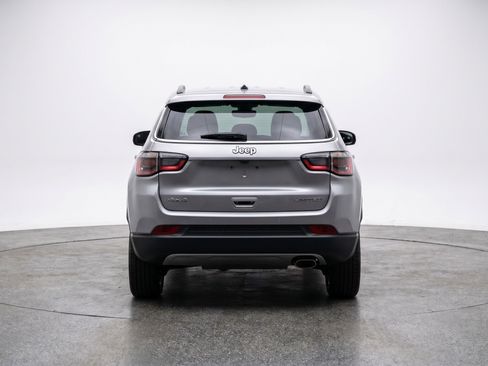 Used 2025 Jeep Compass Latitude AWD/4WD image 7