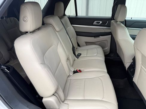 Used 2018 Ford Explorer XLT w/ Equipment Group 202A AWD/4WD image 37