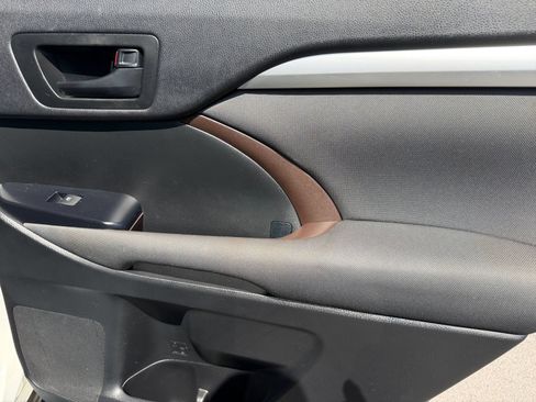 Used 2016 Toyota Highlander LE FWD image 14