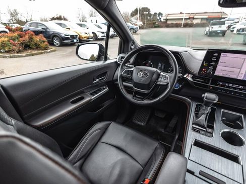 Used 2022 Toyota Sienna XSE w/ XSE Plus Package image 22