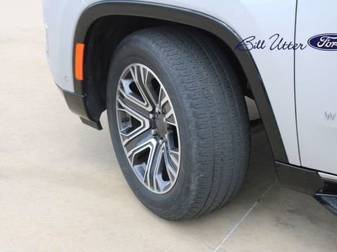 Used 2024 Jeep Wagoneer L Series II RWD image 9