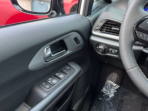 Used 2025 Chrysler Pacifica Limited FWD image 36
