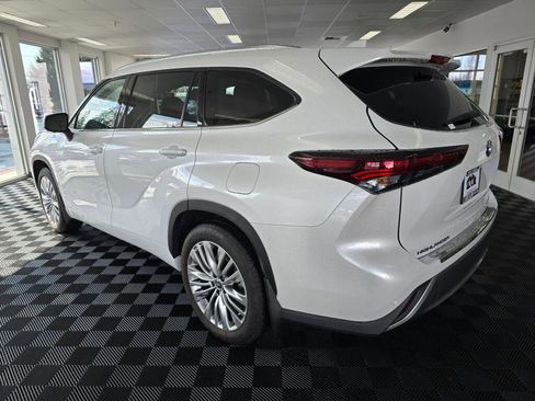 Used 2024 Toyota Highlander Platinum image 5