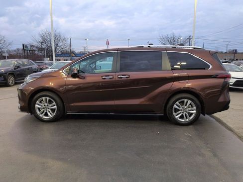 Used 2024 Toyota Sienna Limited image 2