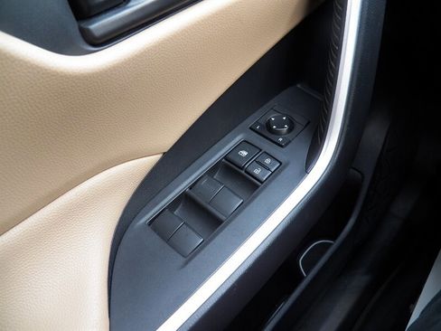 Used 2019 Toyota RAV4 LE w/ Carpet Mat Package image 27