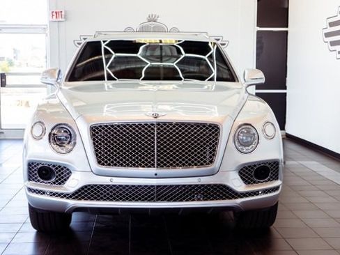 Used 2018 Bentley Bentayga image 2