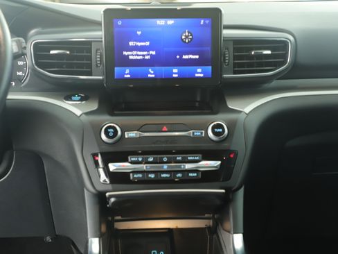 Used 2020 Ford Explorer XLT w/ Equipment Group 202A RWD image 16