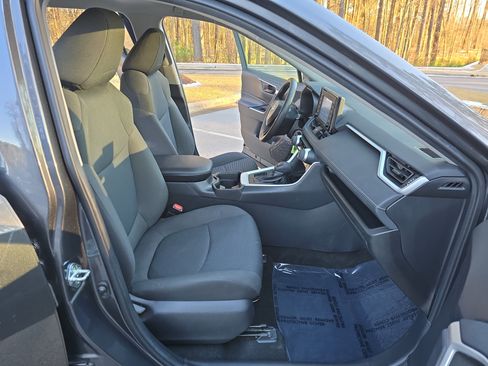 Used 2021 Toyota RAV4 LE image 10