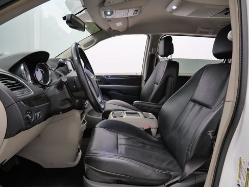 Used 2014 Chrysler Town & Country Touring FWD image 10