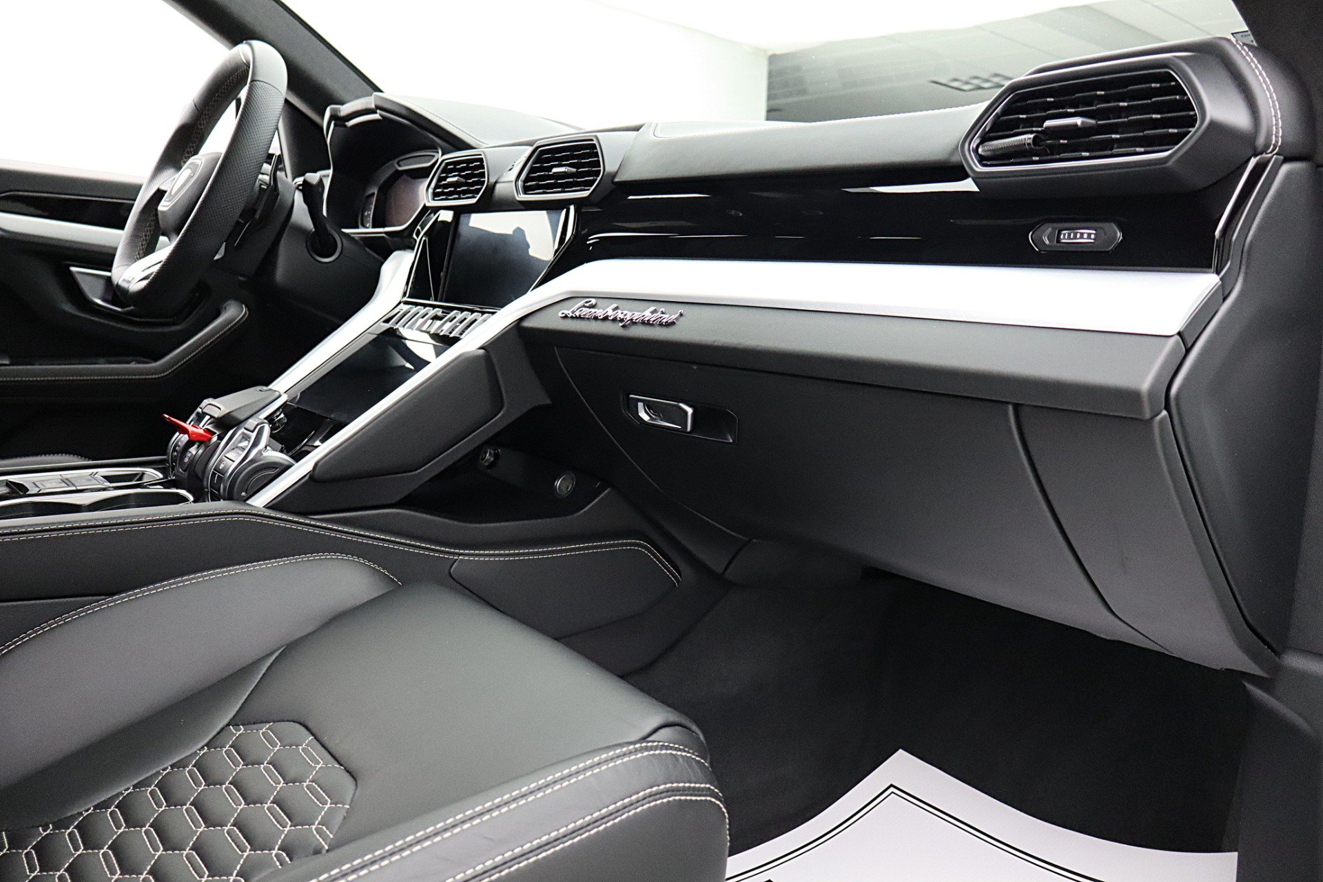 Used 2020 Lamborghini Urus AWD/4WD image 30