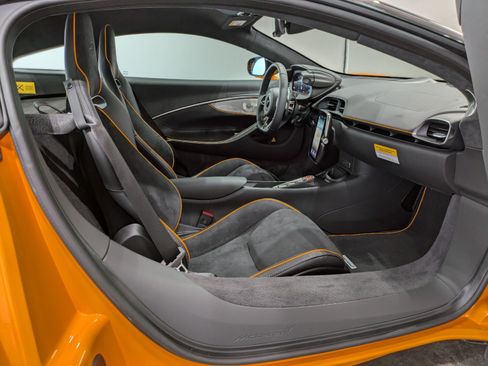 Used 2025 McLaren Artura RWD image 18