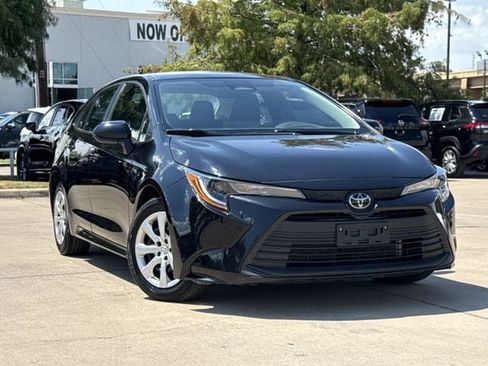 Used 2025 Toyota Corolla LE FWD image 2