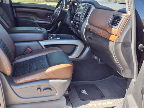 Used 2019 Nissan Titan Platinum Reserve image 13