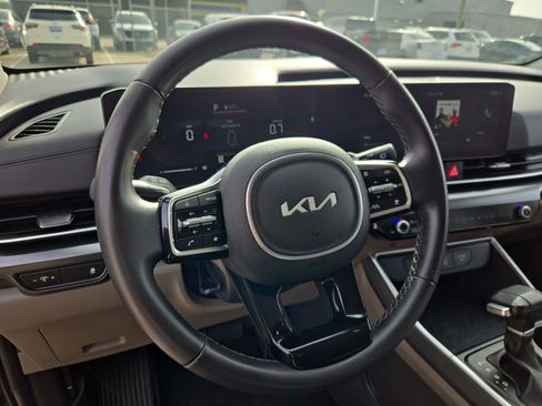 Used 2025 Kia Carnival FWD image 17