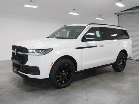 New 2025 Lincoln Navigator Reserve w/ Jet Appearance Package image 3