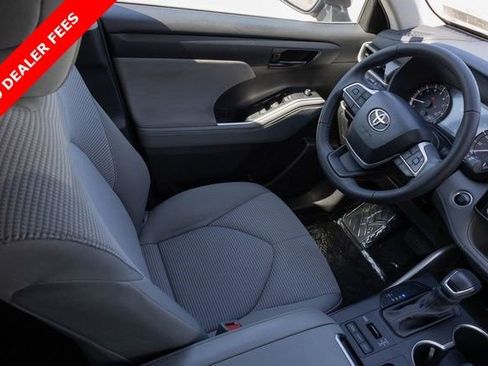 Used 2024 Toyota Highlander LE image 24