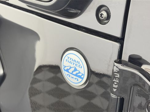 Used 2023 Jeep Wrangler Sahara w/ Cold Weather Group AWD/4WD image 17