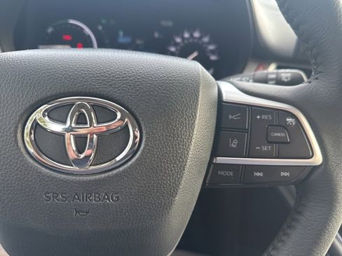 Used 2025 Toyota Sienna XLE image 19