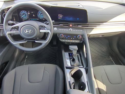 Certified 2025 Hyundai Elantra SEL FWD image 10