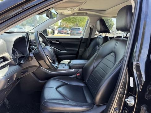 Used 2022 Toyota Highlander XLE FWD image 25