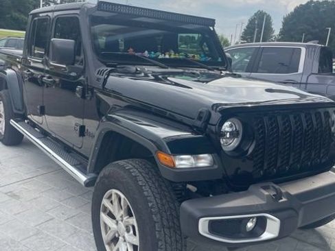 Used 2023 Jeep Gladiator Sport AWD/4WD image 7