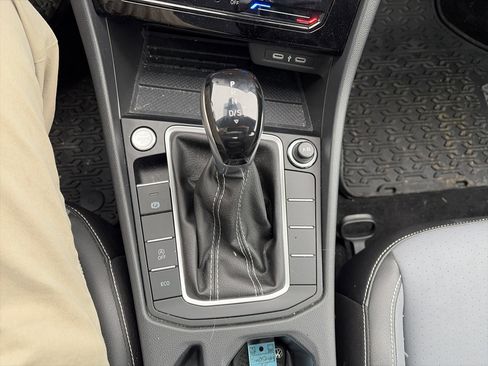 Certified 2025 Volkswagen Jetta SE image 28