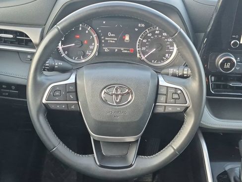 Used 2024 Toyota Highlander LE AWD/4WD image 25