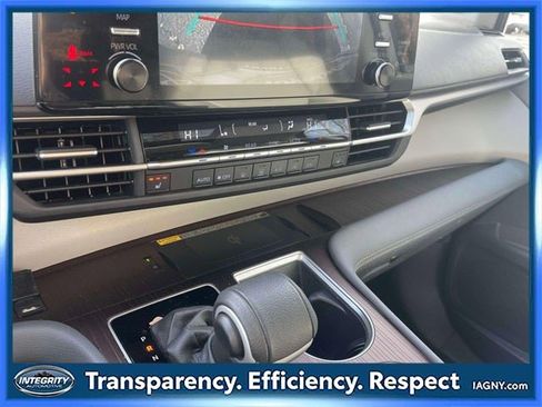 Used 2024 Toyota Sienna XLE image 32