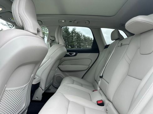 Used 2023 Volvo XC60 B5 Plus image 20