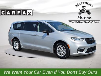 Used 2024 Chrysler Pacifica Touring-L