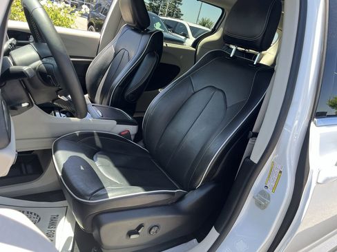 Used 2024 Chrysler Pacifica Limited FWD image 19