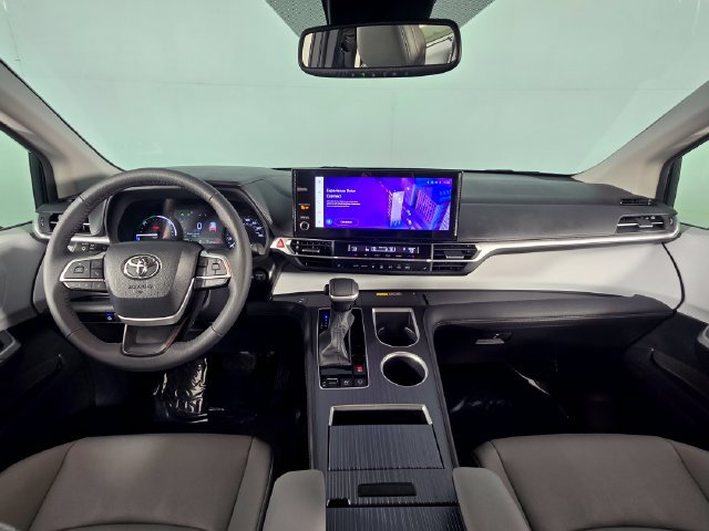 Used 2026 Toyota Sienna XLE FWD image 27