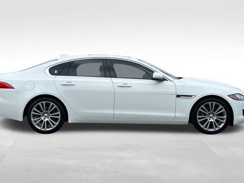 Used 2020 Jaguar XF Prestige image 3