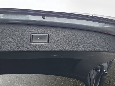 Used 2022 Volkswagen Tiguan SE R-Line image 16